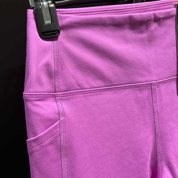 Gap Fit cropped high waist leggings, moisture wicking, side pockets inseam 20” - Picture 2 of 10